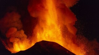 FOTO Etna opäť chrlila lávu, je mimoriadne aktívna