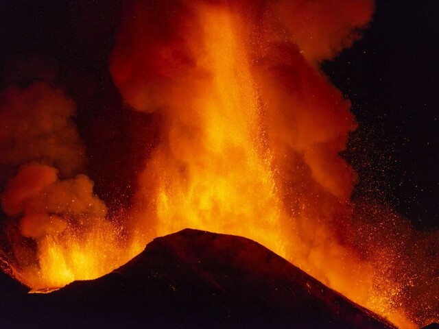 FOTO Etna opäť chrlila lávu, je mimoriadne aktívna