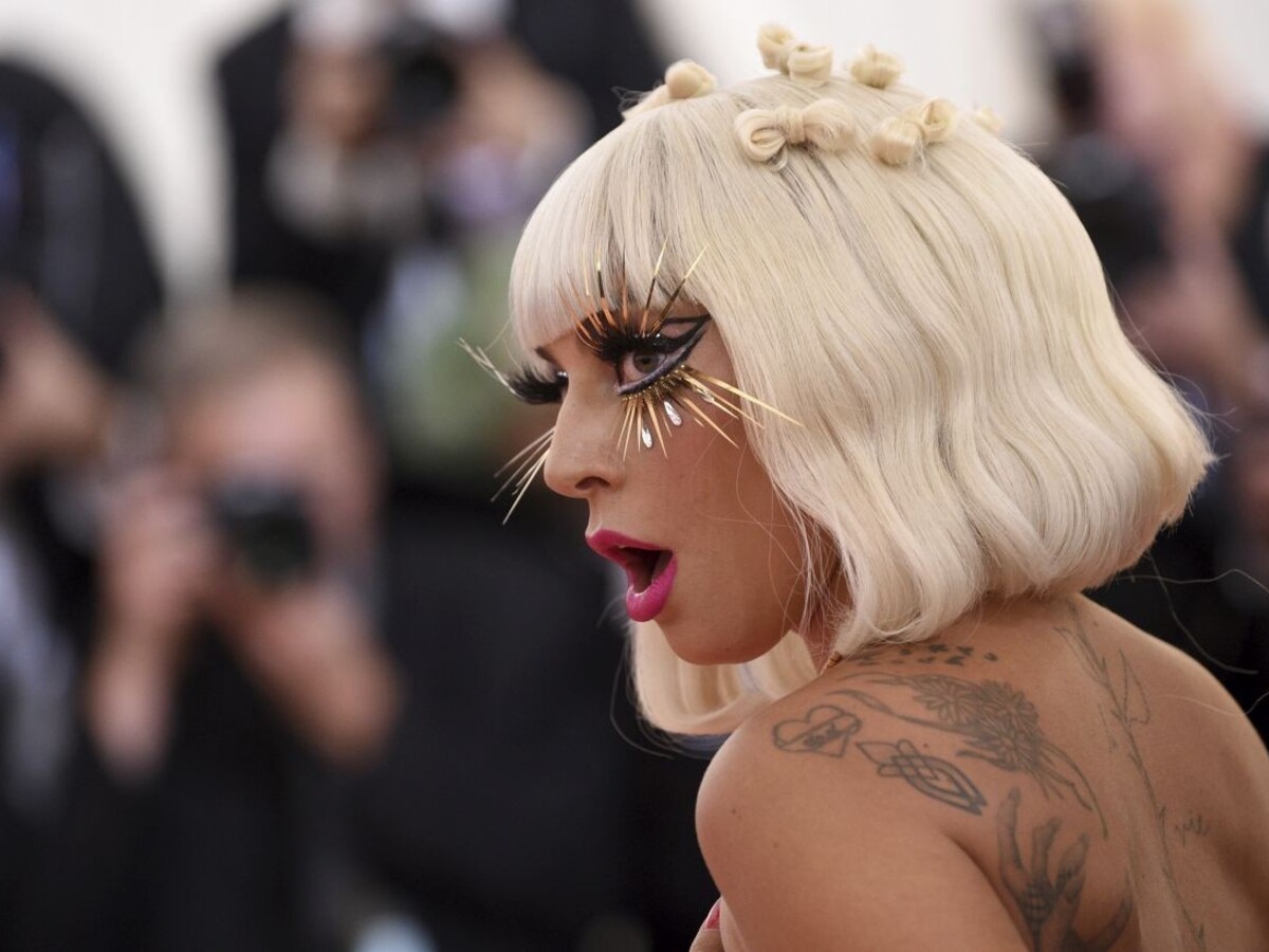 Ozbrojení lúpežníci ukradli Lady Gaga buldočky a postrelili jej zamestnanca