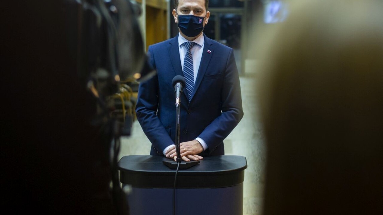 Do leta by mohli v EÚ zaočkovať 70 % dospelých, potvrdil premiér