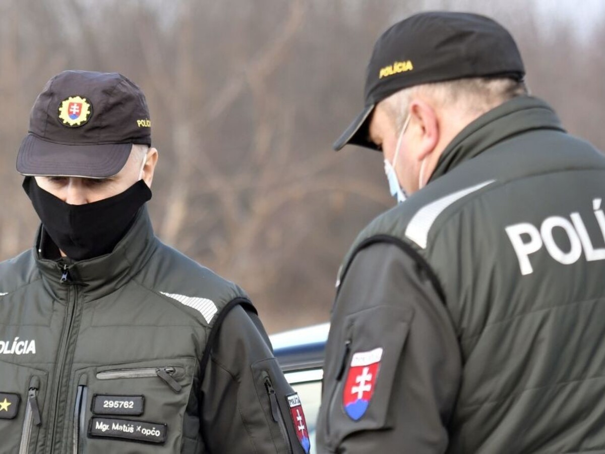 Porušenia karantény, ľudia bez testov. Polícia kontrolovala stovky ľudí