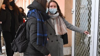 Z online sveta do lavíc. Tieto školy v pondelok otvoria