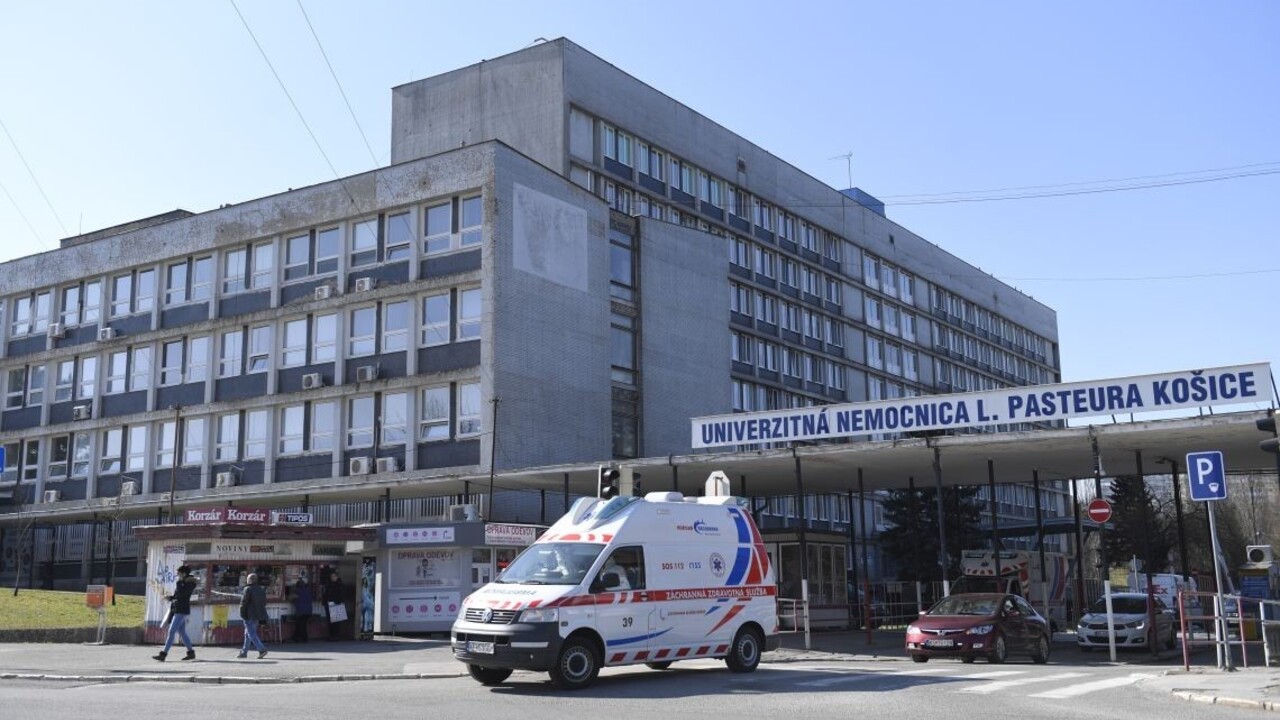 Úmrtnosť v Košiciach vzrástla, prijímajú aj mladších pacientov