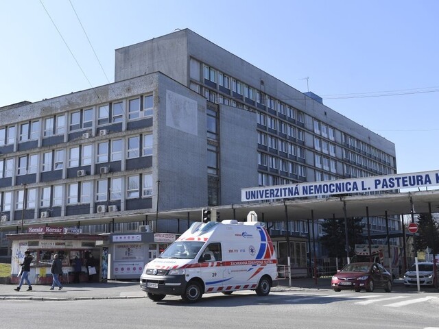 Úmrtnosť v Košiciach vzrástla, prijímajú aj mladších pacientov