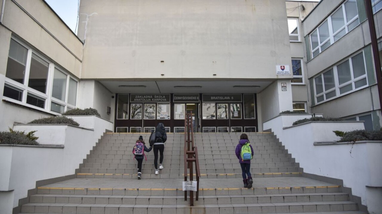 Očkovať sa už môžu ďalší zamestnanci školstva, oznámil Gröhling