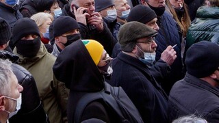 Protest v Írsku prerástol do násilia. Absolútna neúcta, tvrdí premiér