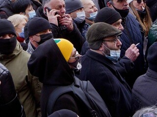 Protest v Írsku prerástol do násilia. Absolútna neúcta, tvrdí premiér