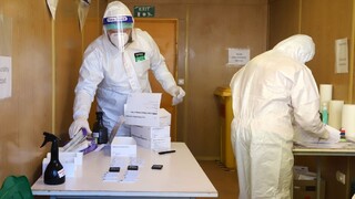 Pribudlo viac ako sto obetí, razantne stúpol aj počet hospitalizovaných