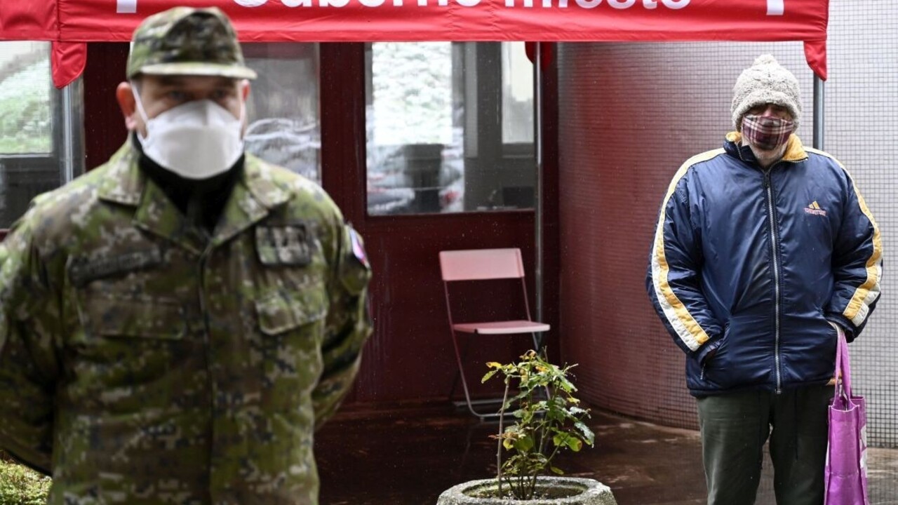 Kontroly opatrení majú byť intenzívnejšie. Zapojiť sa má i armáda