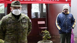 Kontroly opatrení majú byť intenzívnejšie. Zapojiť sa má i armáda