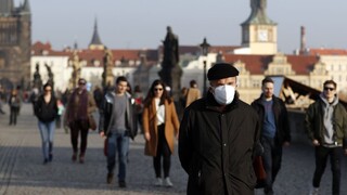 Obmedzia pohyb, zatvoria školy. Aj Česko razantne sprísňuje