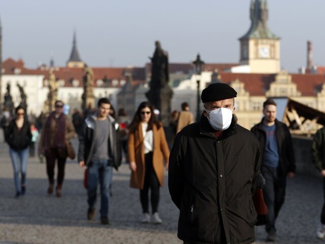 Obmedzia pohyb, zatvoria školy. Aj Česko razantne sprísňuje