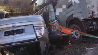 Auto skončilo po zrážke s kamiónom na streche. Hlásia obeť