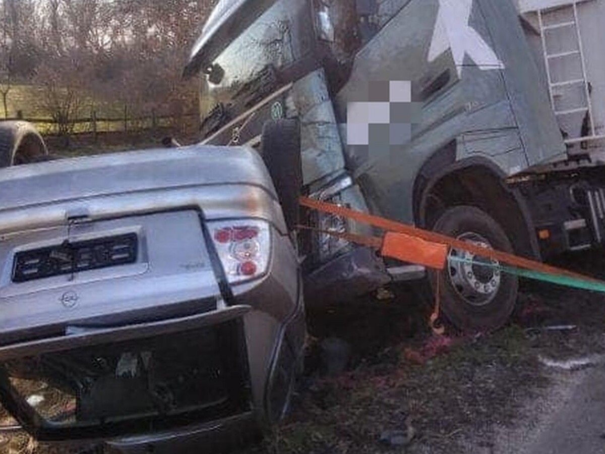 Auto skončilo po zrážke s kamiónom na streche. Hlásia obeť