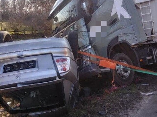 Auto skončilo po zrážke s kamiónom na streche. Hlásia obeť