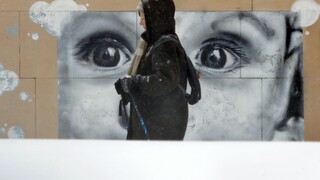 Väčšina Rusov si myslí, že koronavírus je biologická zbraň, ukázal prieskum