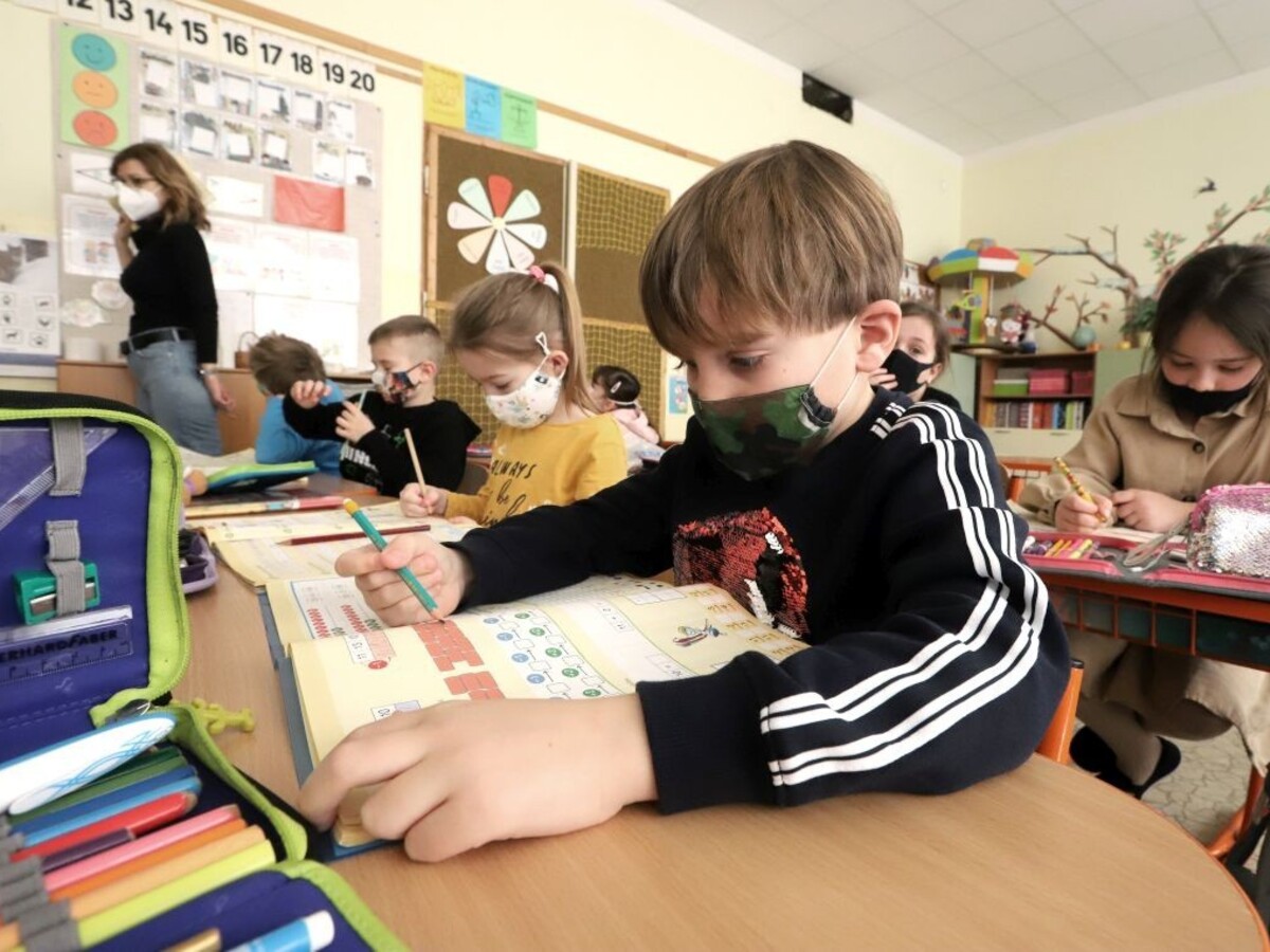 Rezort vnútra pomohol školstvu, rozviezli tisíce respirátorov
