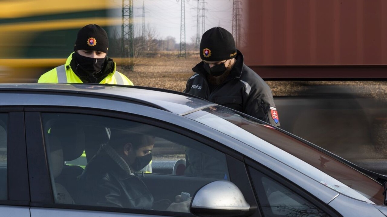 Sprísnia kontroly, pomôžu aj vojaci. Ako to bude na hraniciach?