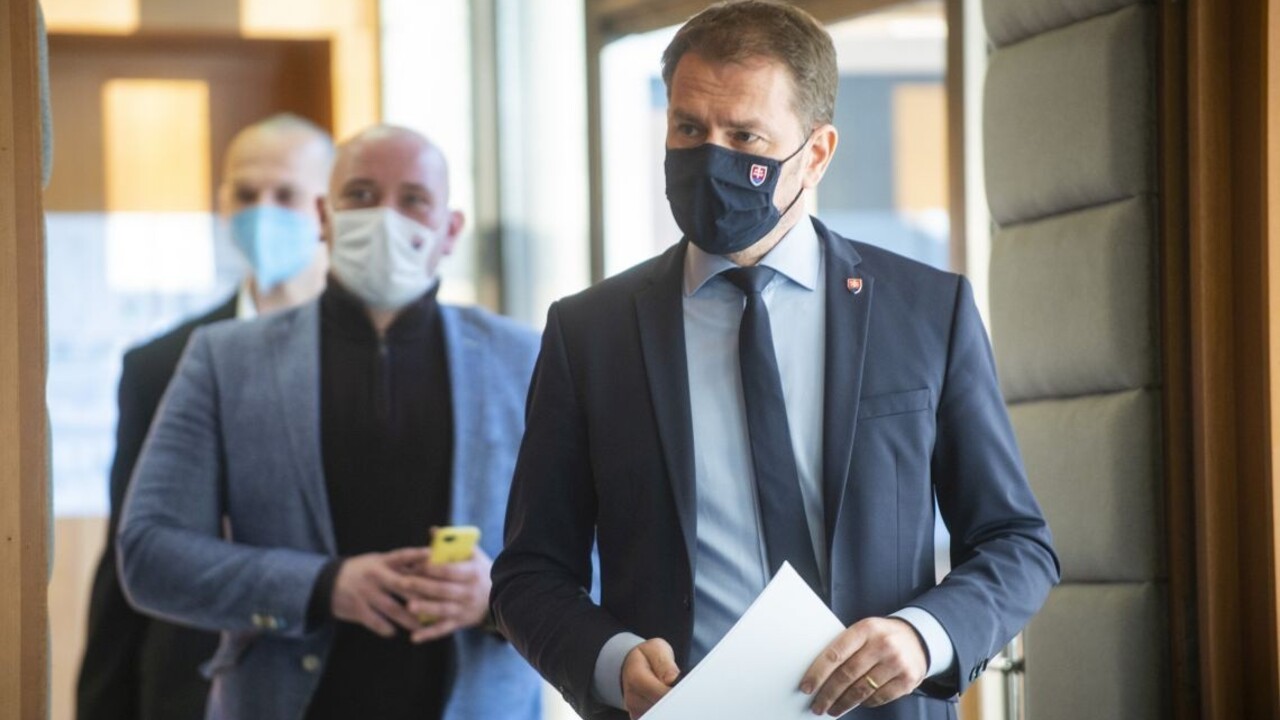 Premiér ešte pred polnocou písal status, avizoval prekvapenia