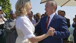 Rakúska exministerka tancovala s Putinom, teraz dostala nečakanú ponuku
