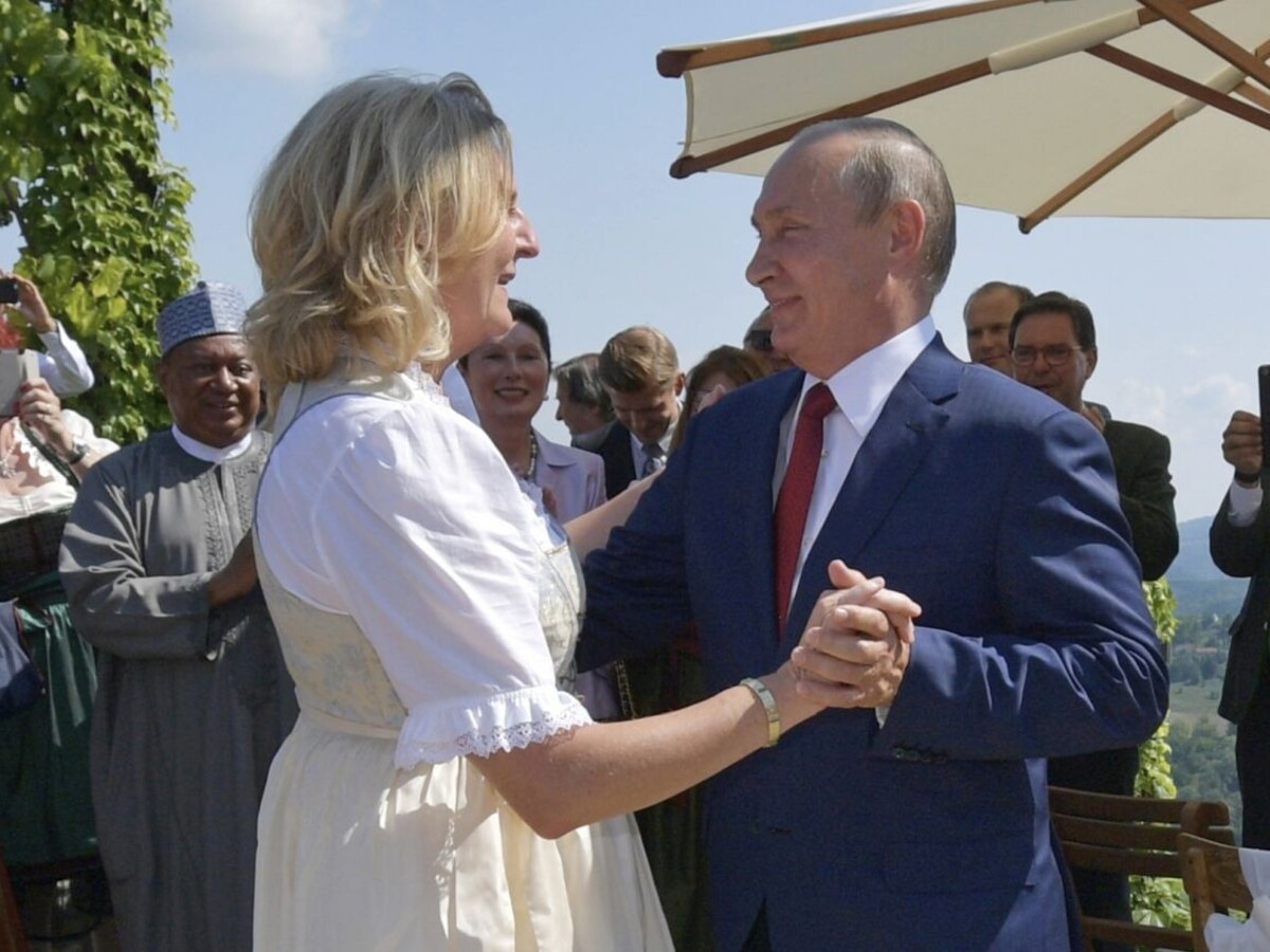 Rakúska exministerka tancovala s Putinom, teraz dostala nečakanú ponuku