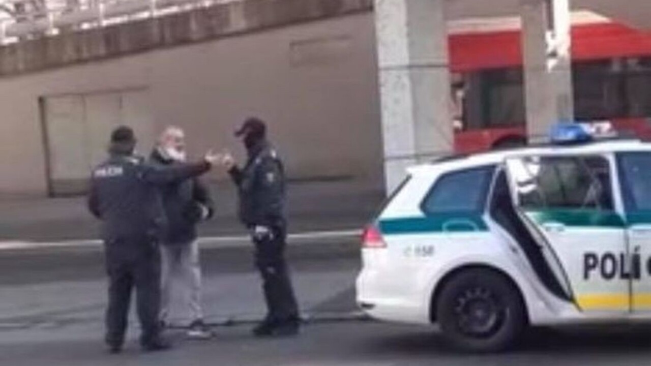 Nemal rúško, fajčil a policajtov ignoroval. Vodič MHD si poriadne zavaril