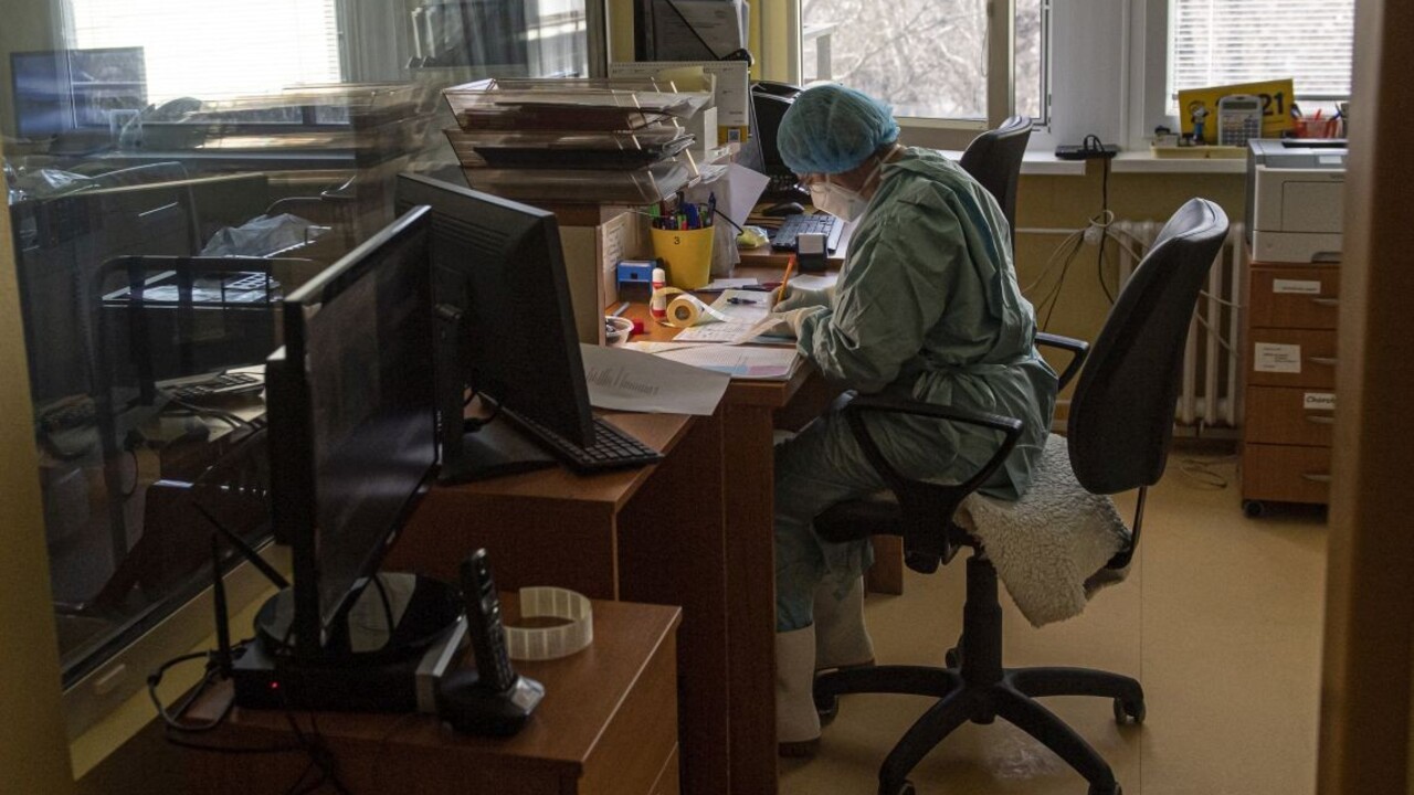 Lekári sú pobúrení. Policajti kontrolovali po ambulanciách, či sú v práci