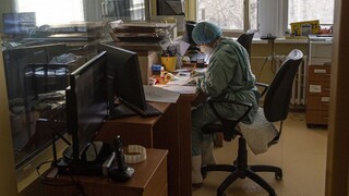 Lekári sú pobúrení. Policajti kontrolovali po ambulanciách, či sú v práci