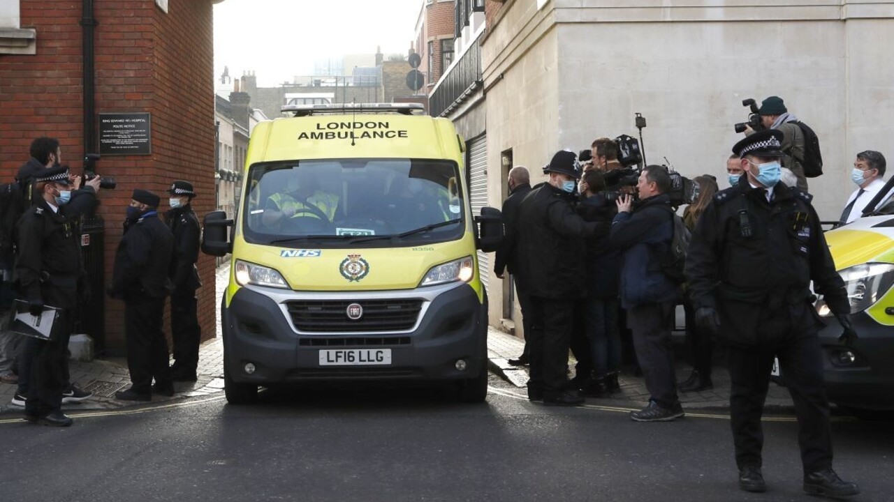 Princa Philipa po úspešnom zákroku previezli, pokračuje v liečbe