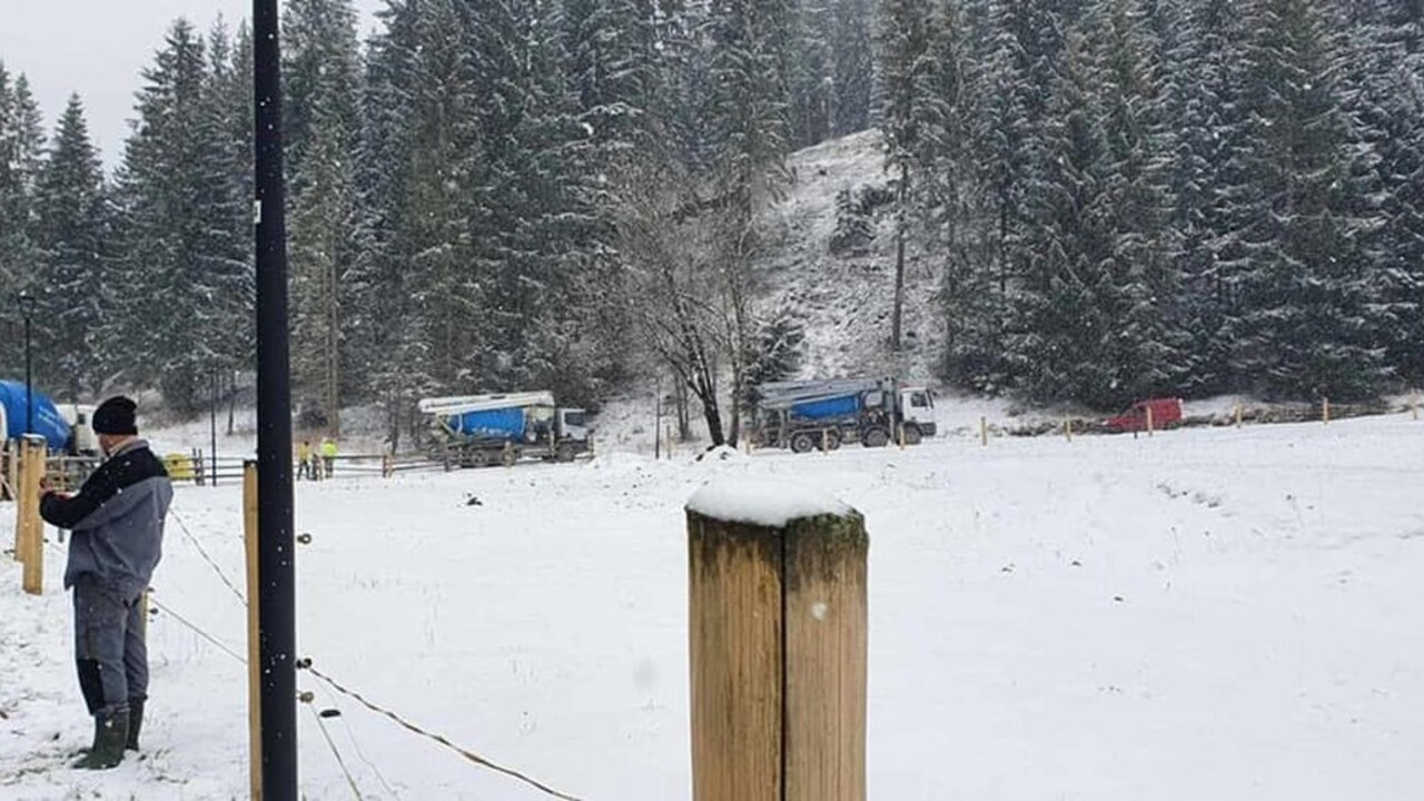 V chránenom území jazdili s betónom, prípad rieši polícia