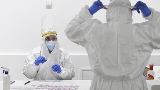 Hospitalizovaných máme menej, pribudli desiatky nových obetí