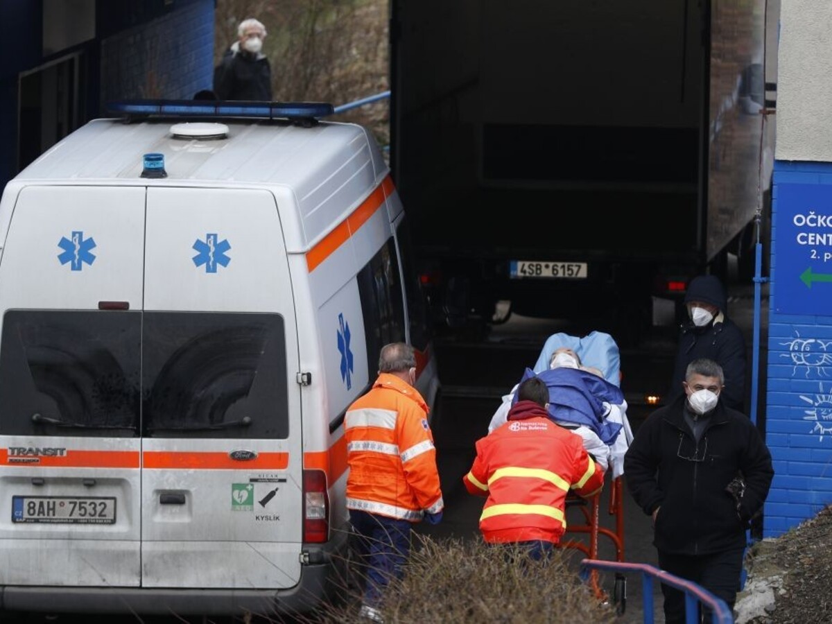 Hospitalizovaných je v Česku menej, pribudlo vyše 13 000 prípadov