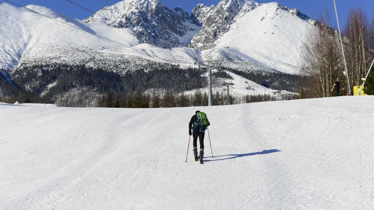 Na horách v noci snežilo. Pre Tatry platí lavínová výstraha