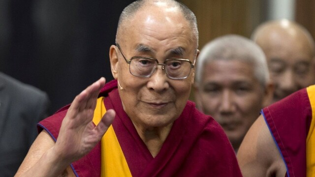 Zaočkovali aj 85-ročného dalajlámu. Ľudí vyzval, aby boli odvážni