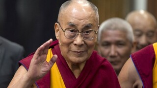 Zaočkovali aj 85-ročného dalajlámu. Ľudí vyzval, aby boli odvážni