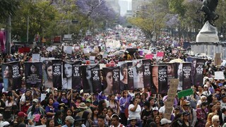 Oslavy MDŽ zatienila stavba bariéry, mexická vláda sa obáva násilia