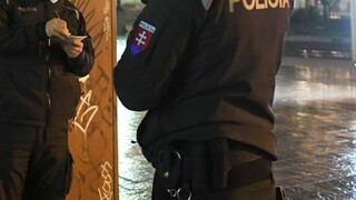 Mladík mlátil do okien, napadol policajta. Kričal, že ho zabije