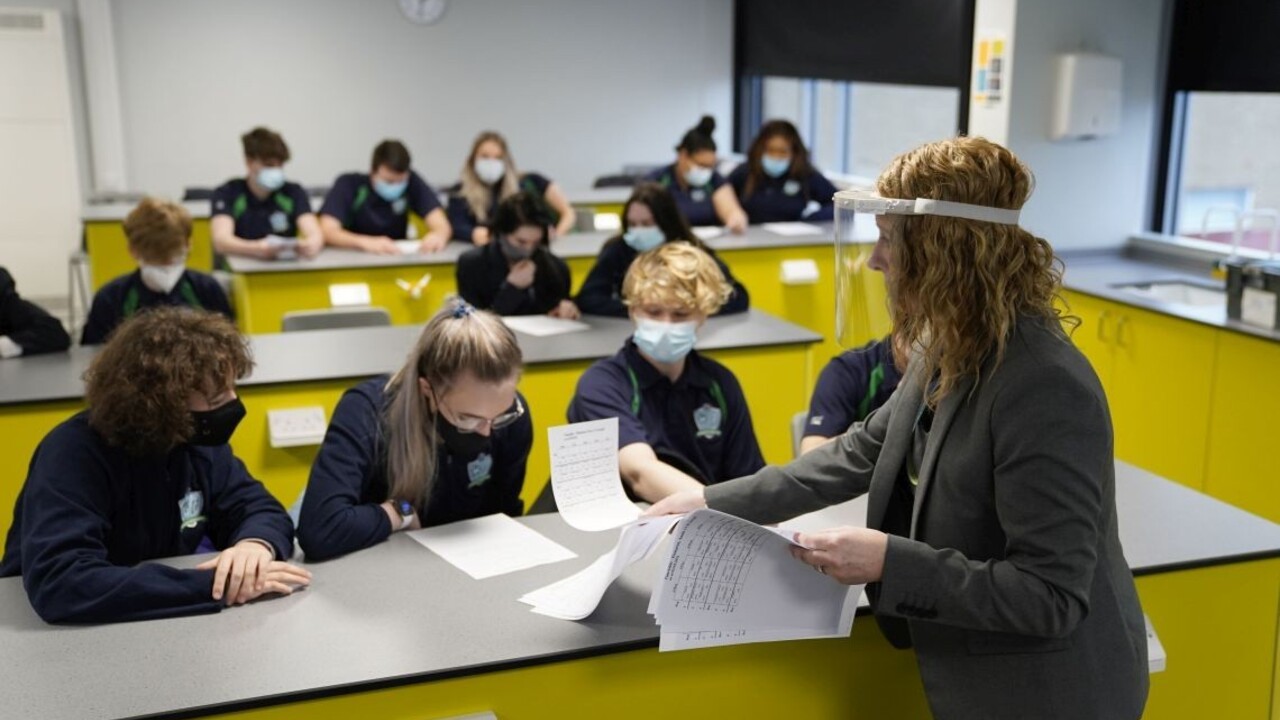 Anglicko uvoľnilo opatrenia. Do škôl sa vrátili milióny detí