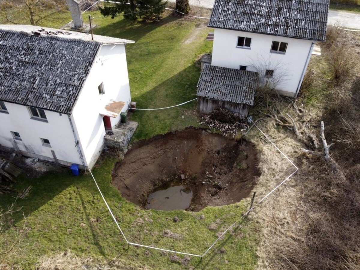 FOTO Zemetrasenie vyvolalo podivný jav. Veľké diery skúmajú vedci