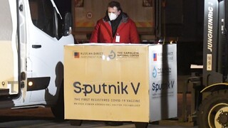 Očkovať vakcínou Sputnik budeme najskôr o 3 týždne, avizoval Krajčí
