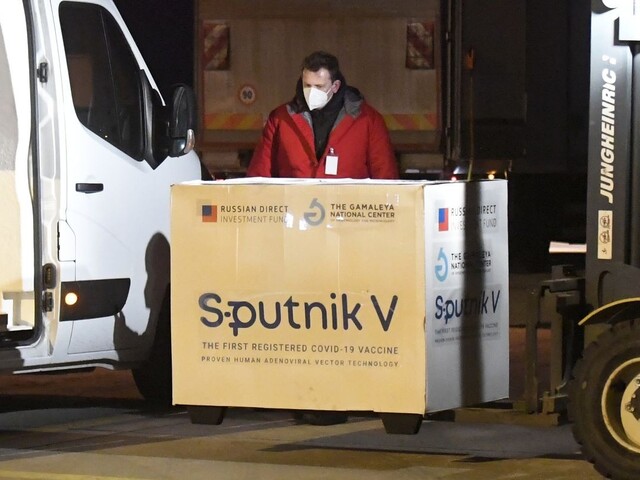 Očkovať vakcínou Sputnik budeme najskôr o 3 týždne, avizoval Krajčí