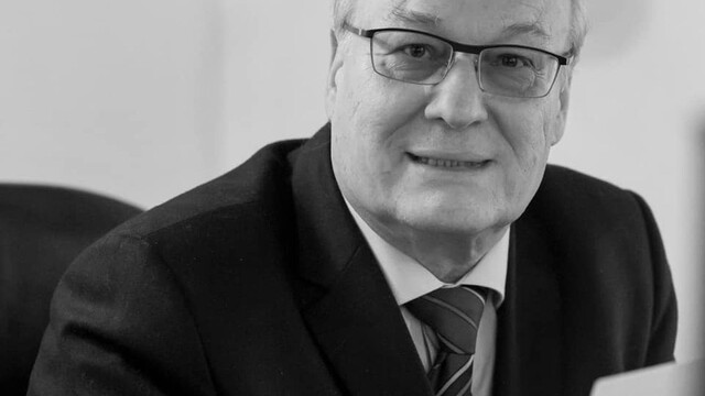 Zomrel poslanec českého parlamentu, ležal v nemocnici s vírusom