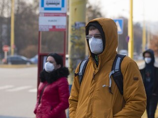 Ľudia s respirátormi