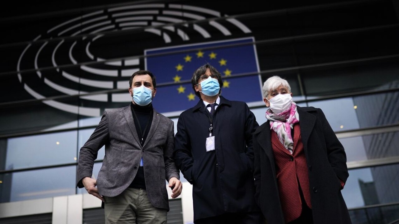 Uprostred bývalý katalánsky líder Carles Puigdemont a ministri jeho vlády, vľavo Toni Comín a vpravo Clara Ponsatíová 