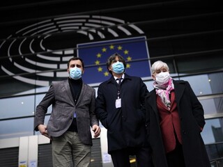 Uprostred bývalý katalánsky líder Carles Puigdemont a ministri jeho vlády, vľavo Toni Comín a vpravo Clara Ponsatíová 