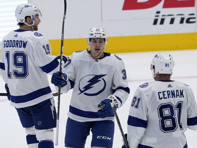 NHL: Černák skóroval v Tampe, k triumfu Capitals pomohol Pánik