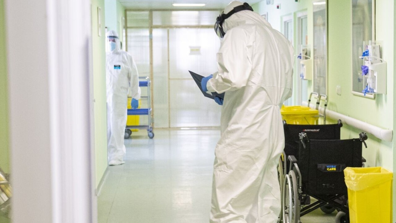 Nemocnica kolabuje. Pacientov prevážajú aj stovky kilometrov