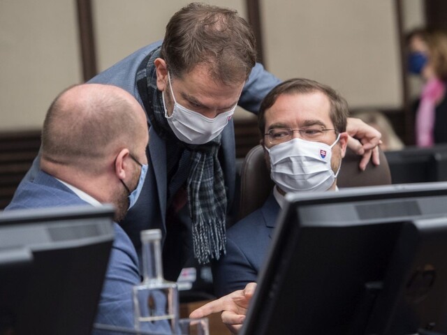 Vládna kríza: OĽANO stojí za premiérom, o Krajčím zatiaľ mlčia