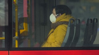 Človek s respirátorom v autobuse