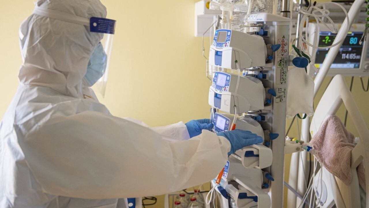 Nemocnice sú na tom zle. Pomôžu zdravotníci z Belgicka i Dánska